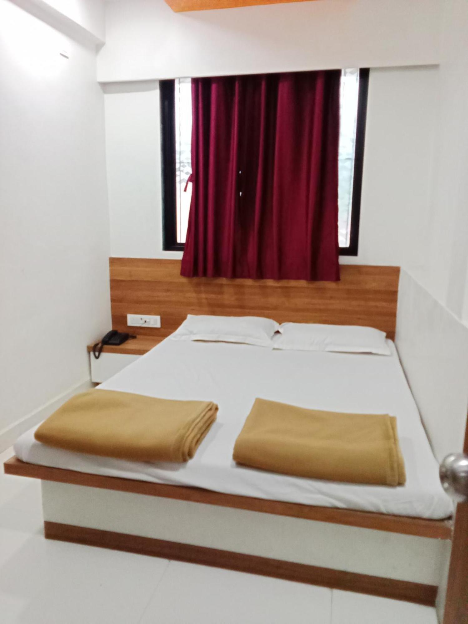 Hotel Shreejay Mahād エクステリア 写真